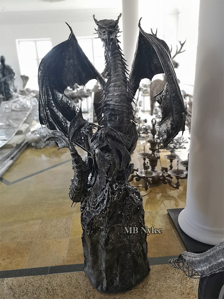 Drage på klippe – skulptur i stål (Z 43)