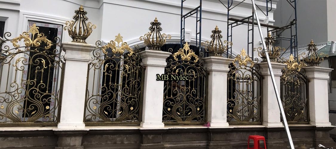 Elegant smedejernshegn med ornamentfyld – billede 3