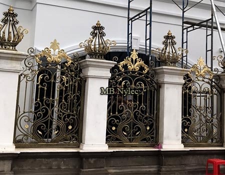 Elegant smedejernshegn med ornamentfyld BP 269