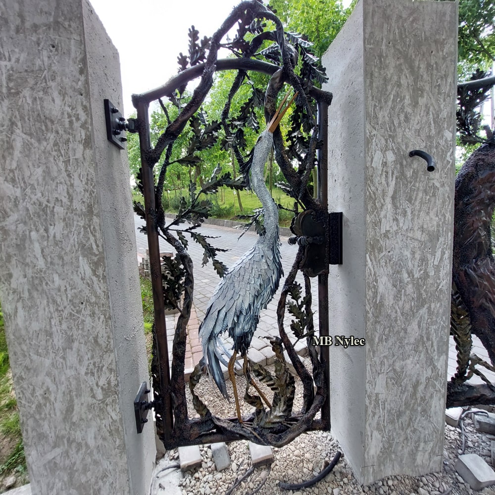 Havelåge med hejreskulptur – billede 3