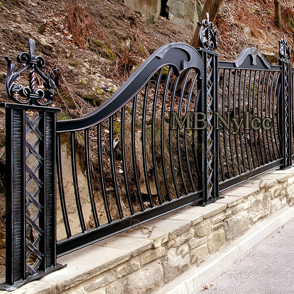 Moderne metalhegn med klar geometri – billede 2