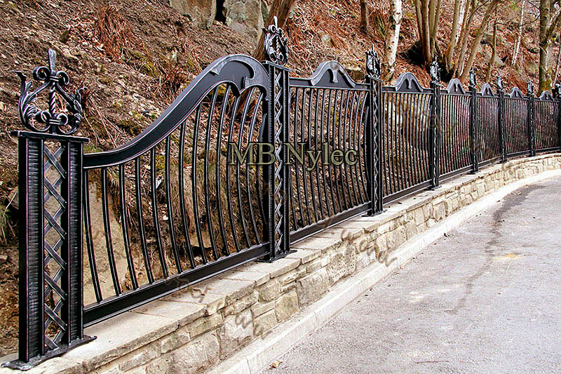 Moderne metalhegn med klar geometri – billede 3