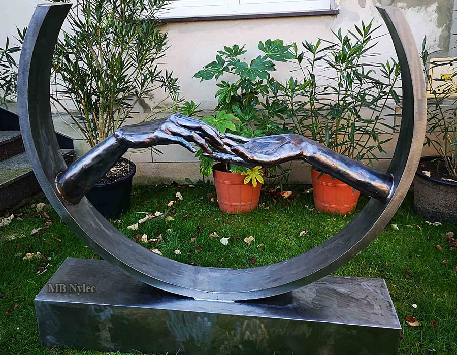 Moderne skulptur i stål – sammenflettede hænder
