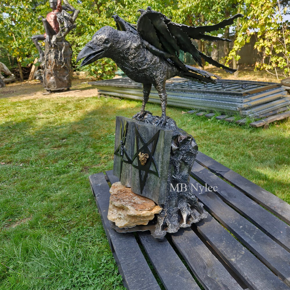 Ravn og pentagram skulptur – billede 2