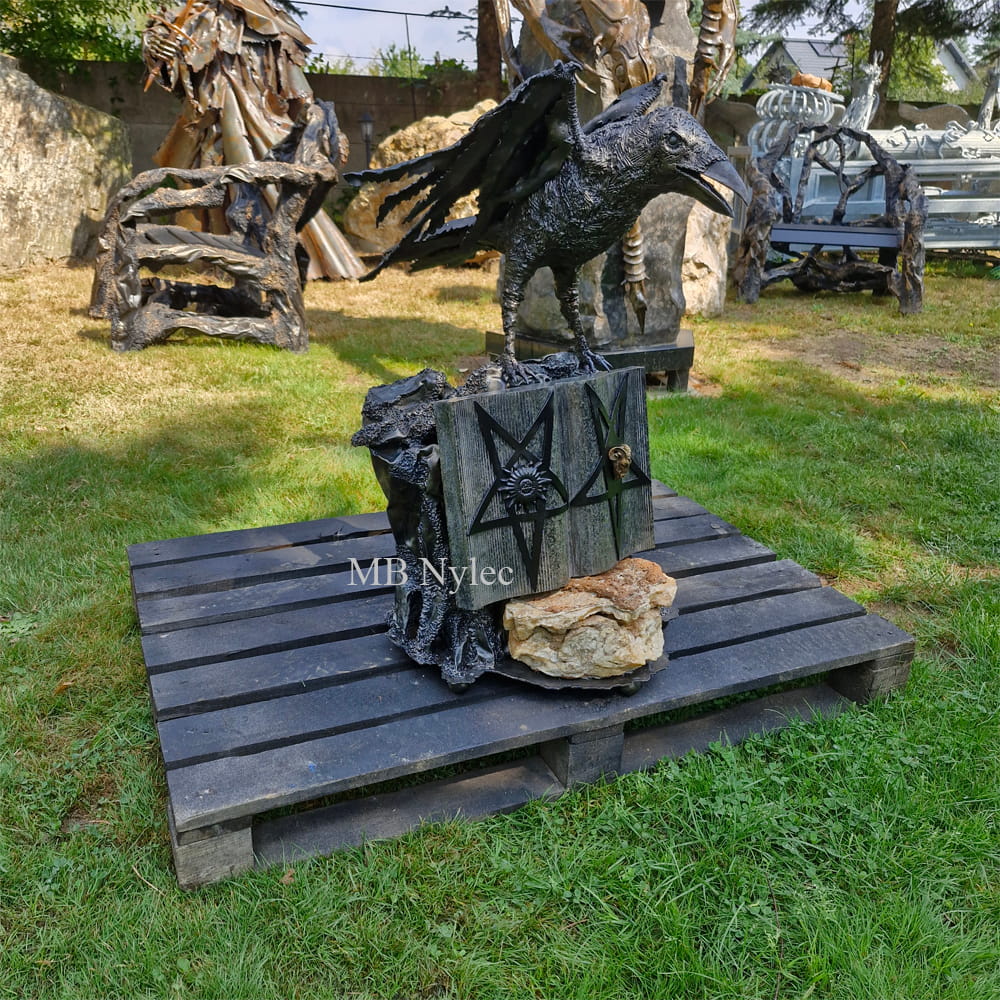 Ravn og pentagram skulptur – billede 3
