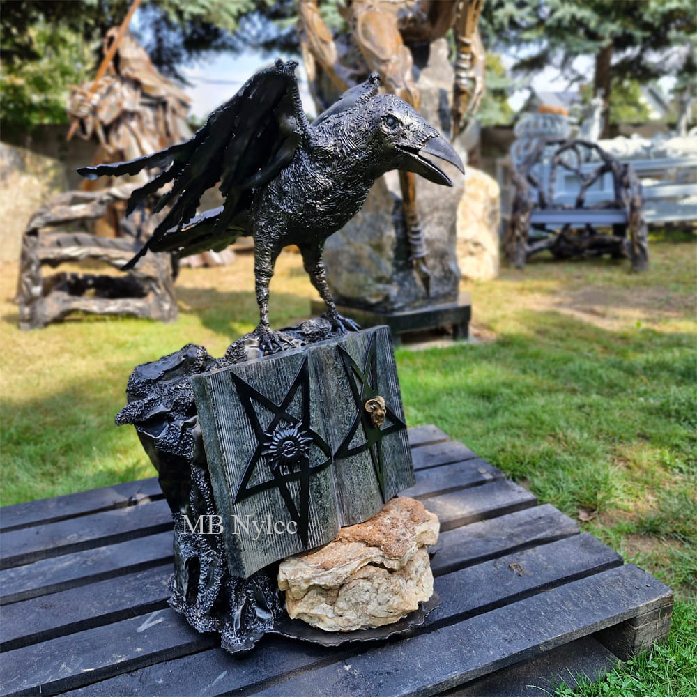 Ravn og pentagram skulptur – billede 4