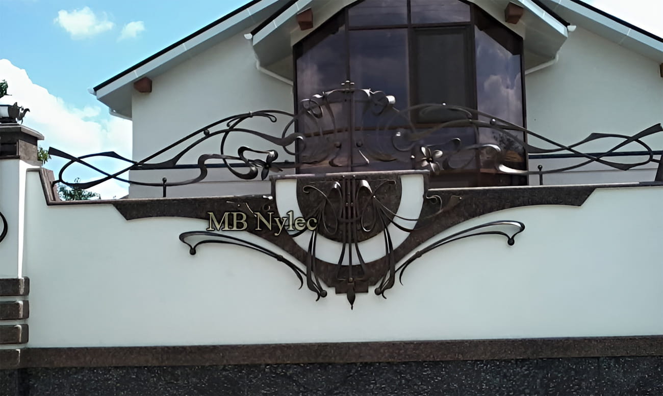 Smedejernshegn til høj sokkel (BP 257)