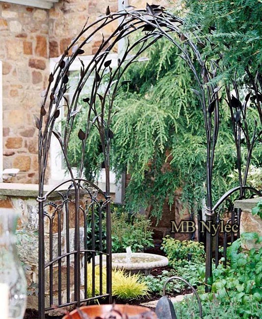 Smedet pergola med plantemotiv (AP 7)
