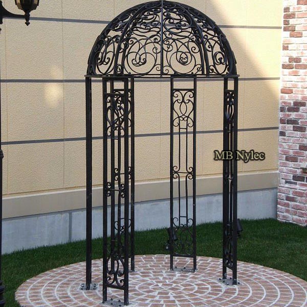 Smedet pergola som et lille lysthus AP 4