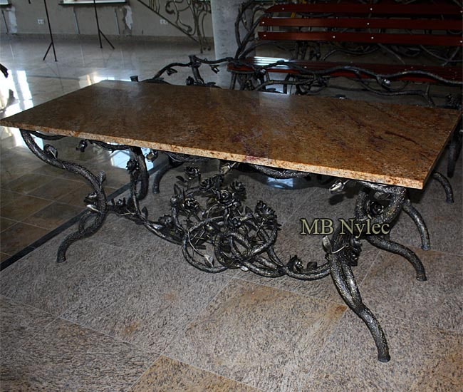 Smedet sofabord med stenplade (MK 51)