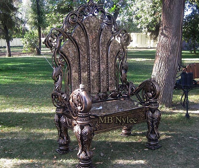Smedet trone med granit MK 54