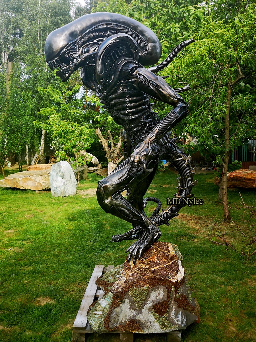 Alien auf Edelsteinsockel, 230 cm – 1