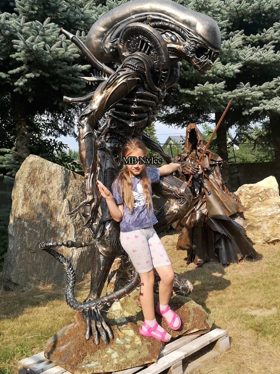 Alien auf Edelsteinsockel, 230 cm – 2
