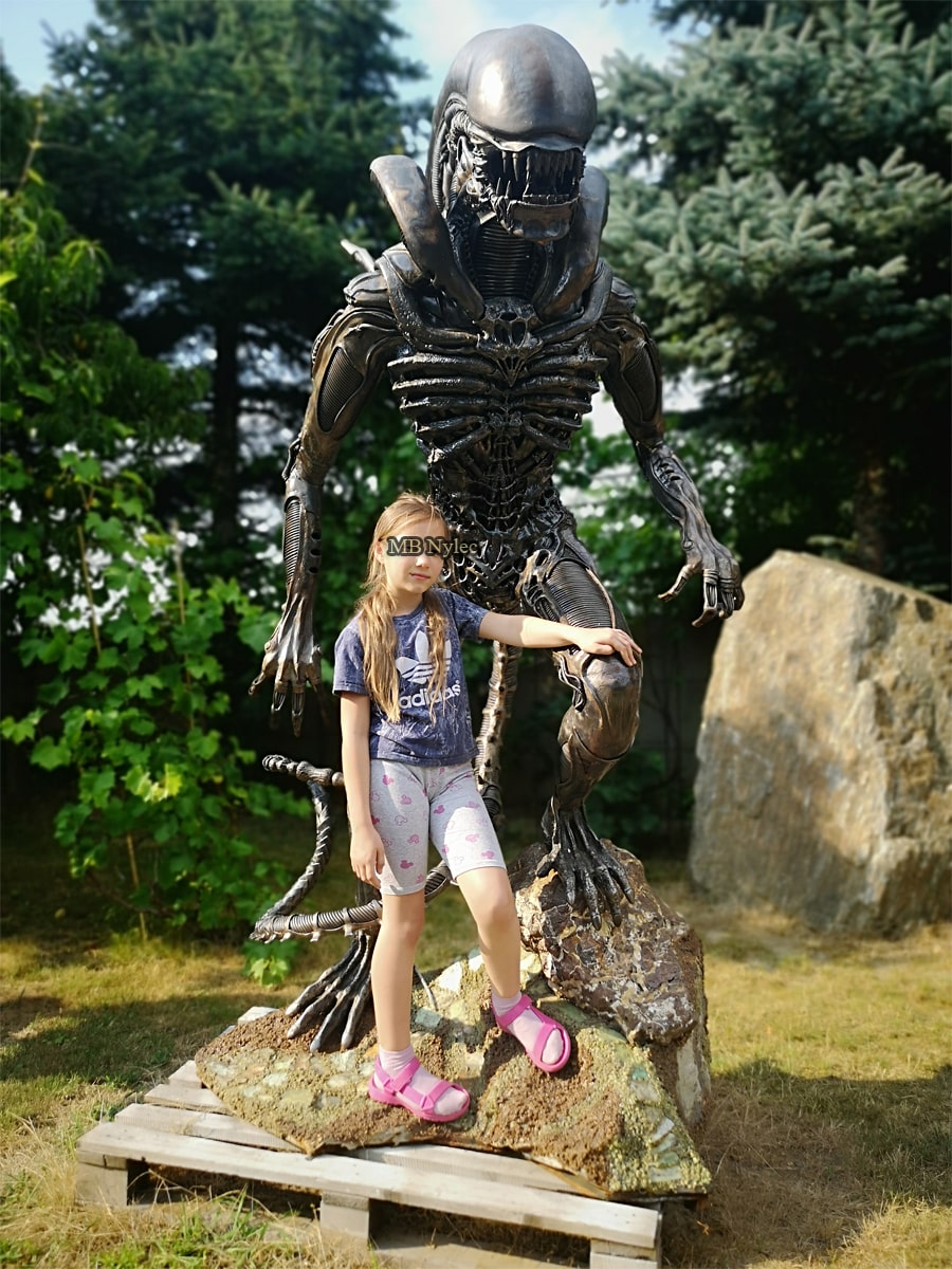 Alien auf Edelsteinsockel, 230 cm – 4