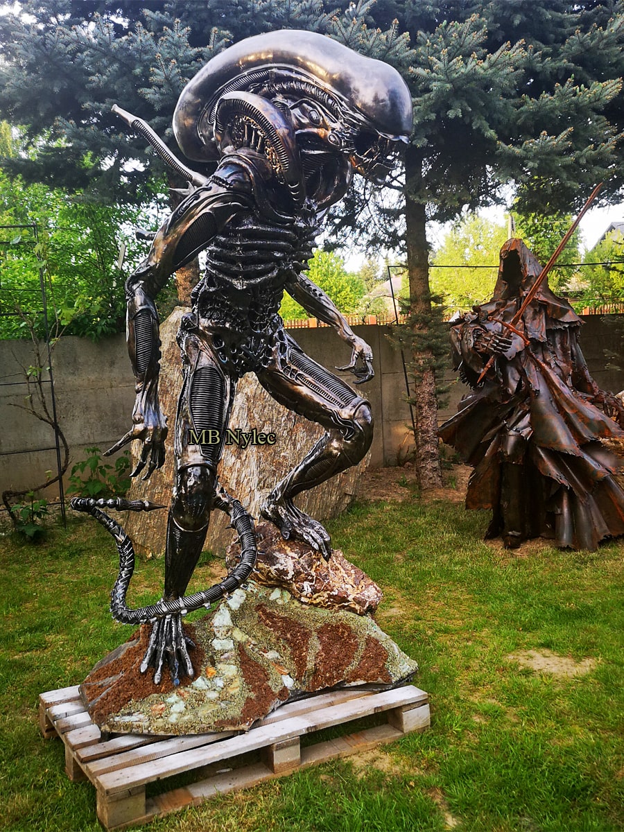 Alien auf Edelsteinsockel, 230 cm – 6