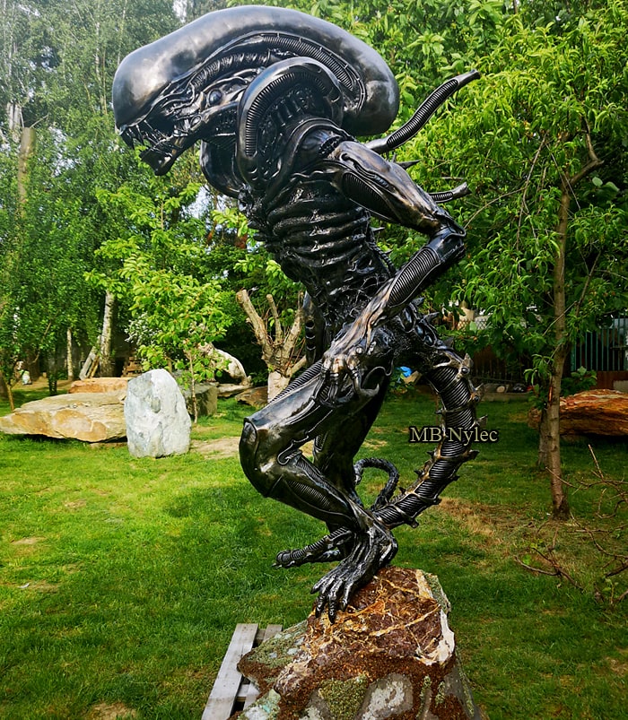 Alien auf Edelsteinsockel (Z 124)