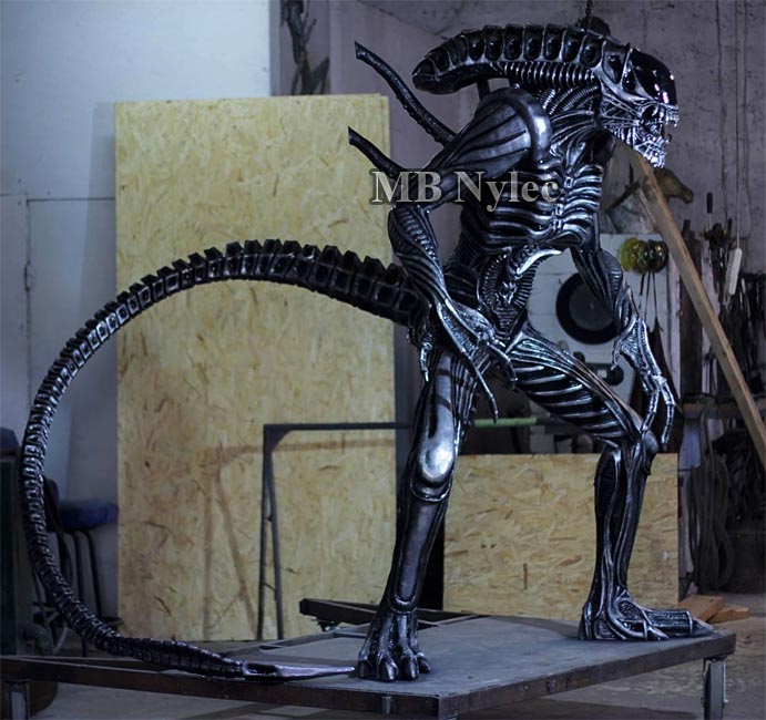 Alien aus Stahl, 220 cm – 2