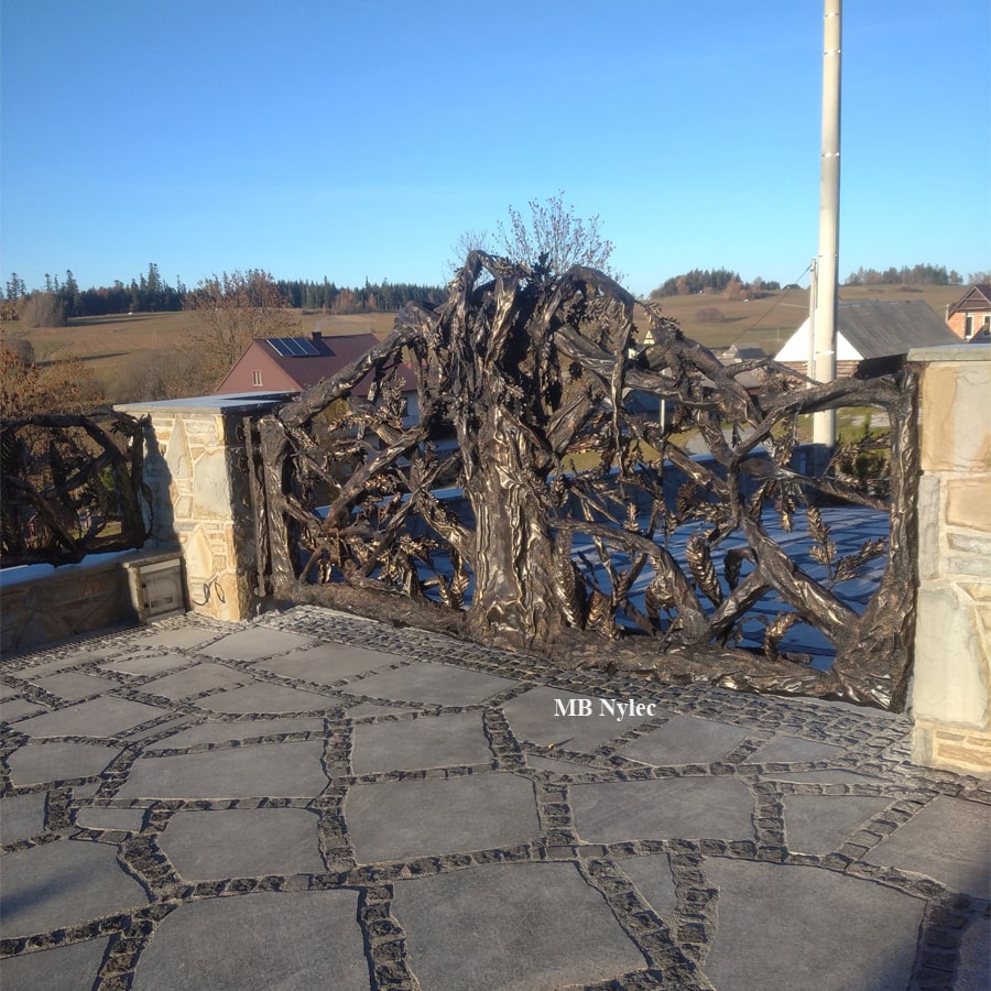 Einfahrtstor als Baum aus Metall – 3