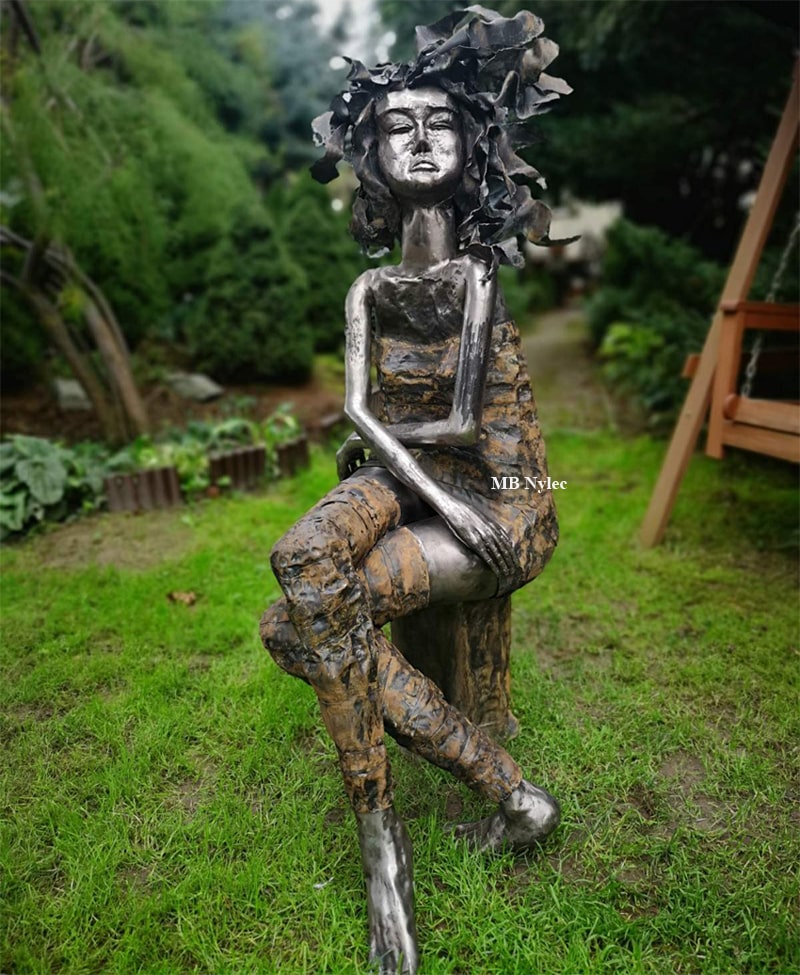 Elegante Dame – handgefertigte moderne Metallskulptur – 2