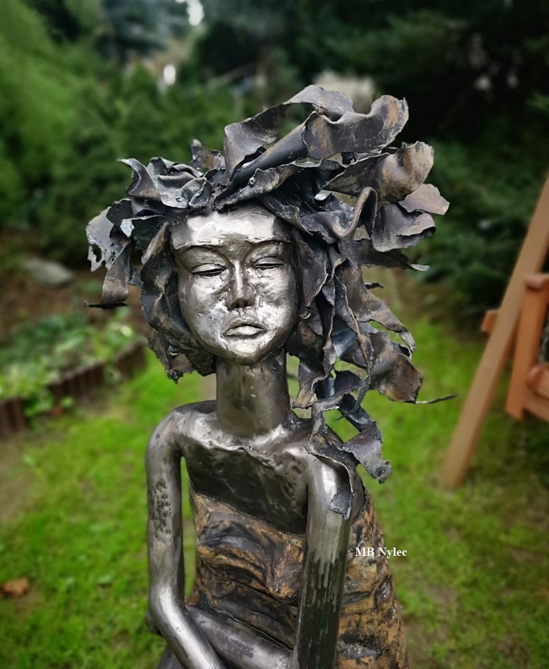 Elegante Dame – handgefertigte moderne Metallskulptur – 3