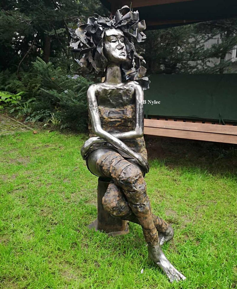 Elegante Dame – handgefertigte moderne Metallskulptur – 4