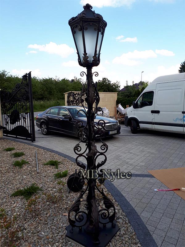 Elegante Standlaterne mit Akanthus – 2