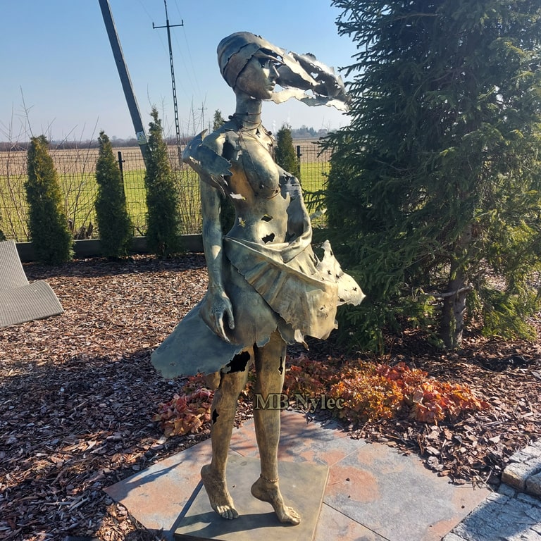 Frau – moderne Stahlskulptur – 1