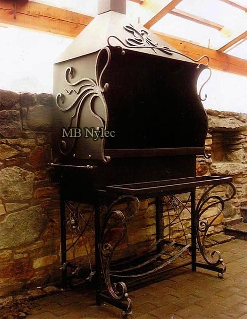 Geschlossener Schmiedegrill mit Kamin – 1
