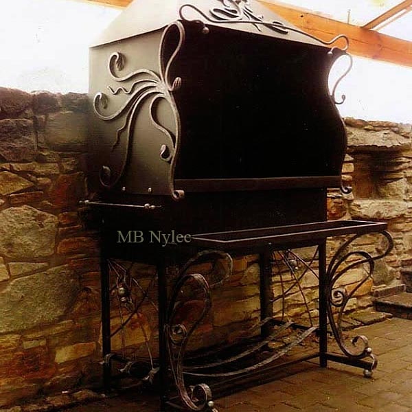Geschlossener Schmiedegrill mit Kamin AG 4
