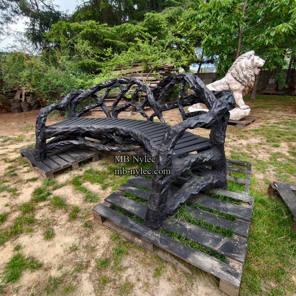 Geschwungene Kunstbank aus Metall – 1