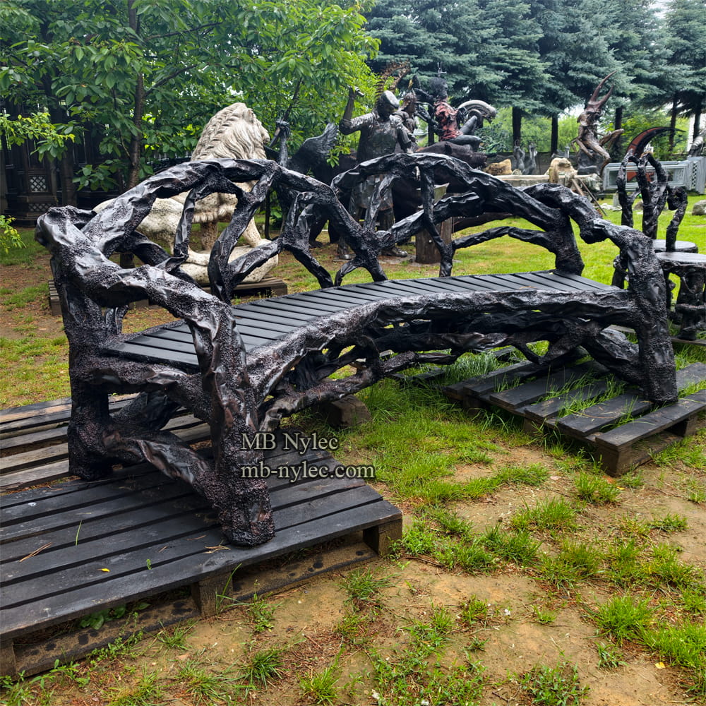 Geschwungene Kunstbank aus Metall – 2