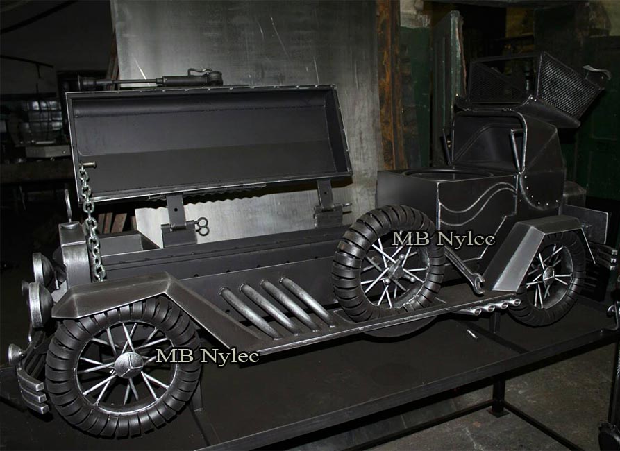 Grill als Mercedes-Oldtimer aus Stahl – 2