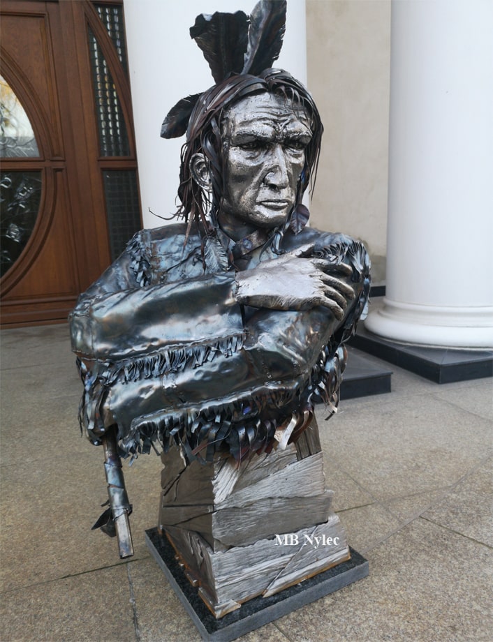Indianer mit Tomahawk auf einem Sockel – 1