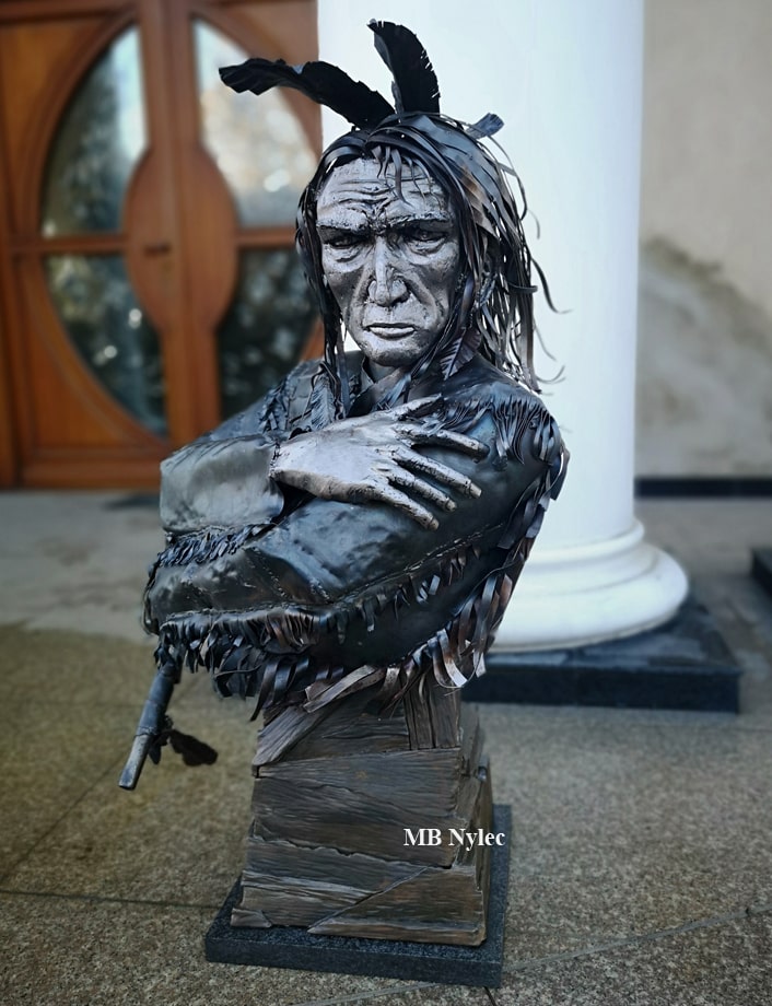 Indianer mit Tomahawk auf einem Sockel – 2