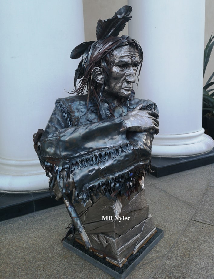 Indianer mit Tomahawk auf einem Sockel – 3