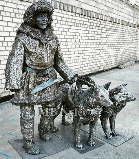 Inuit mit Huskys – handgefertigte Stahlskulptur Z 87