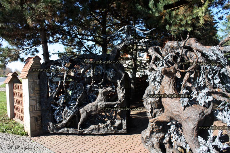 Mächtiges Jagdtor Wolf und Hirsch – 12
