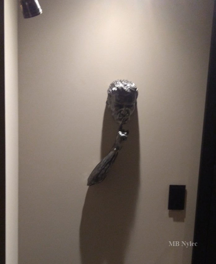 Mann, der um Stille bittet – Stahlskulptur – 5