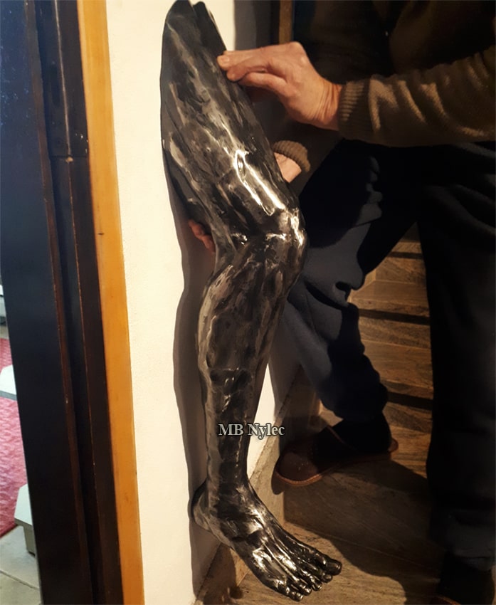 Mann, der um Stille bittet – Stahlskulptur – 6