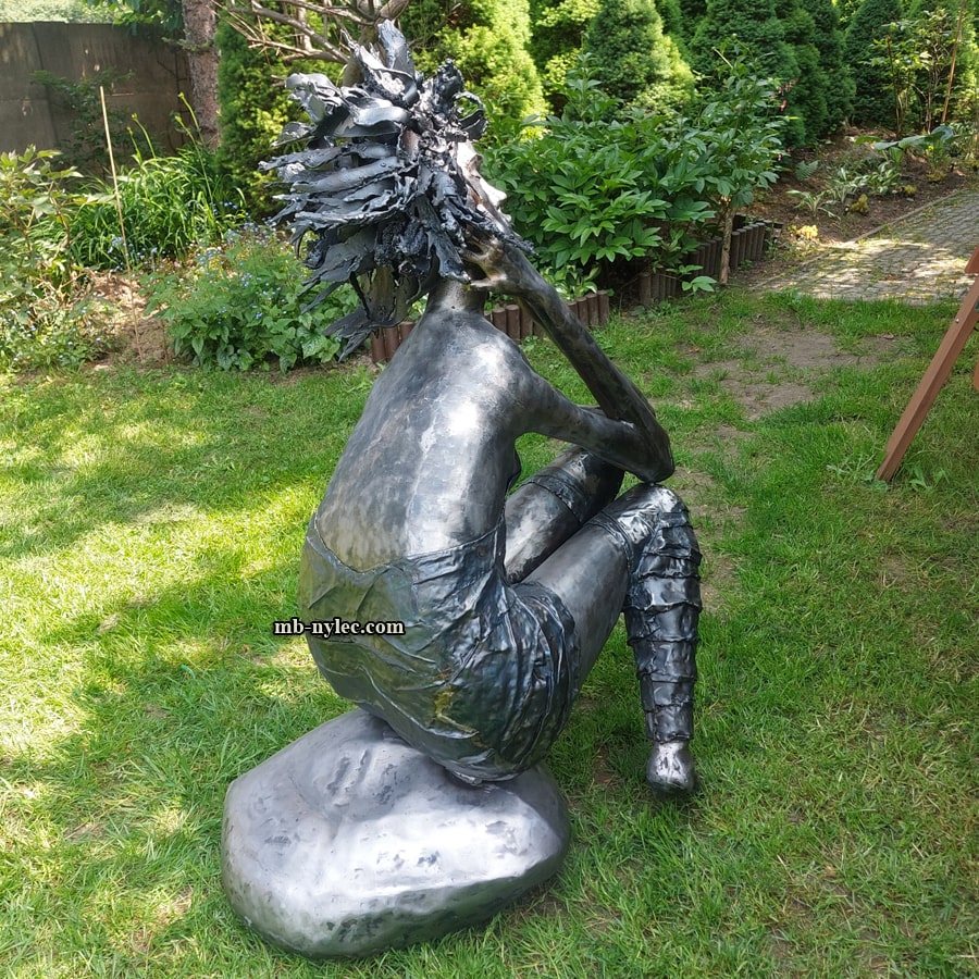 Nachdenkliche Frau – moderne Gartenskulptur aus Stahl – 4