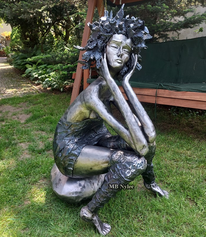 Nachdenkliche Frau – moderne Gartenskulptur aus Stahl (Z 107)