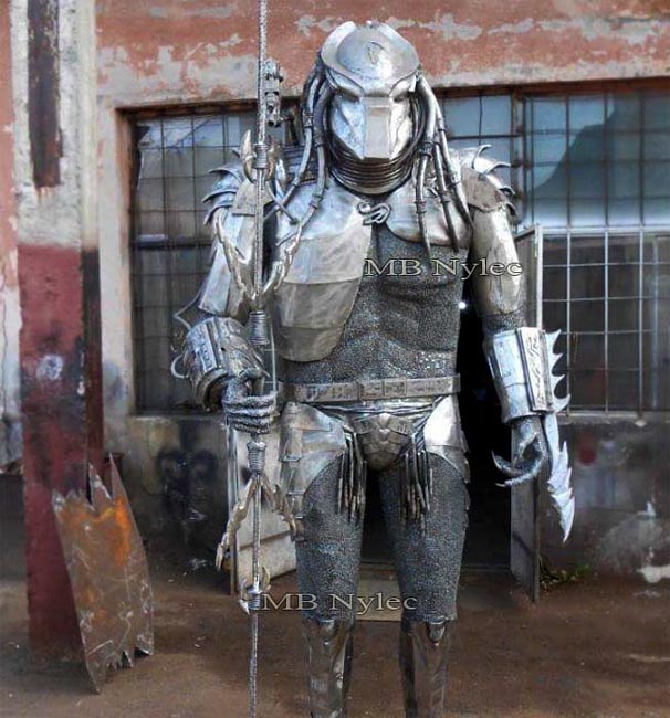 Predator mit Speer – Stahlskulptur – 1