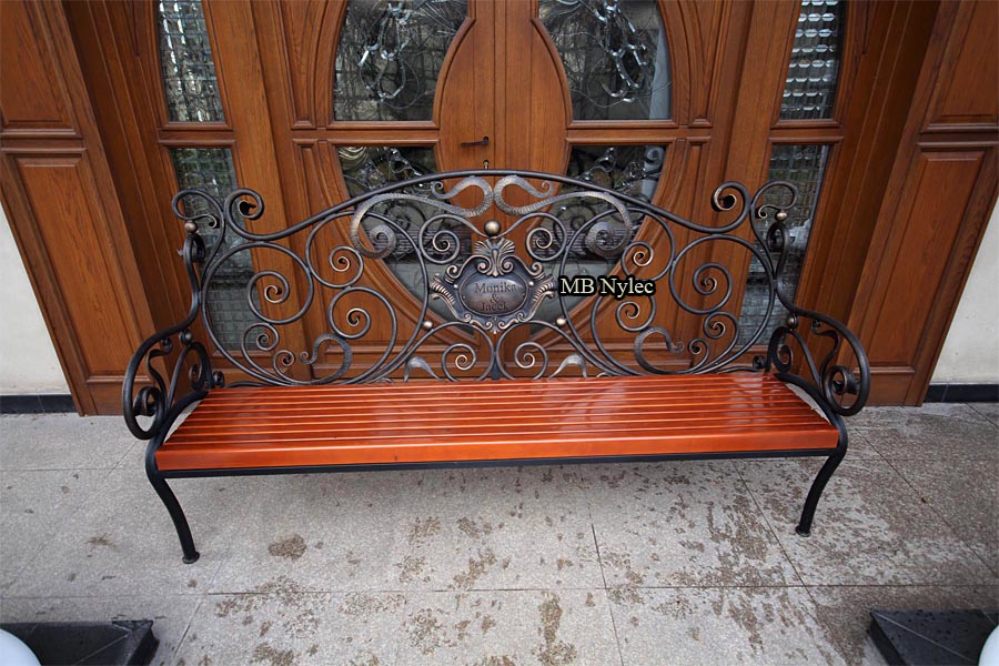 Schmiedeeiserne Gartenbank mit Wappen – 3