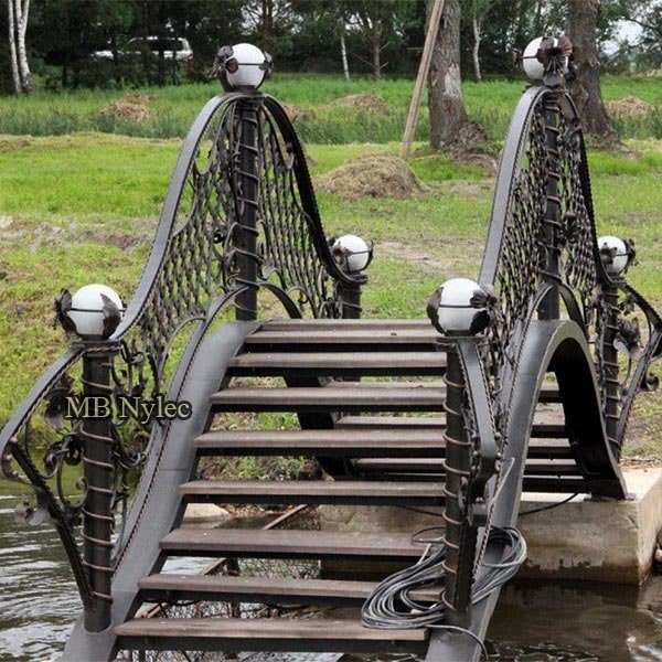 Schmiedeeiserne Gartenbrücke mit Laternen – 1