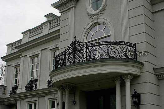 Schmiedeeisernes Balkongeländer an einer klassischen Fassade