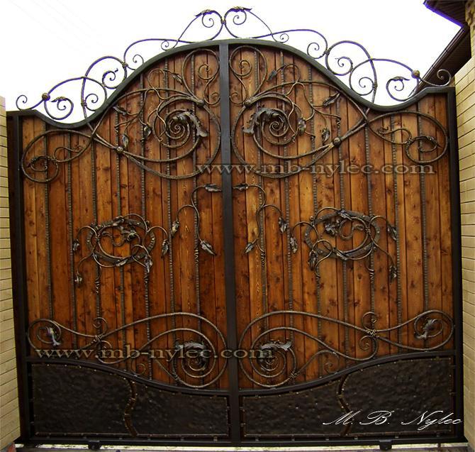 Schmiedetor mit Holz – 1