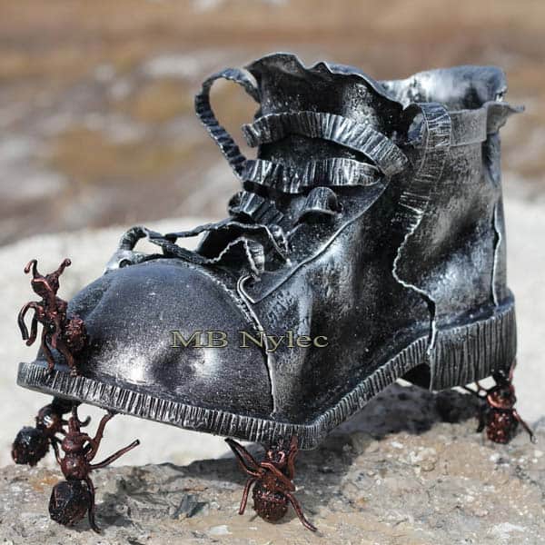 Schuh mit Ameisen – Metallskulptur Z 77