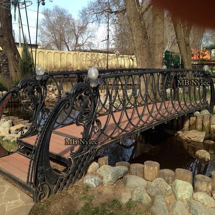 Verzierte schmiedeeiserne Gartenbrücke AM 2
