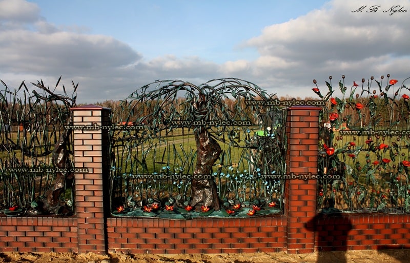 Zaun mit Pflanzen- und Blumenmotiven – 4