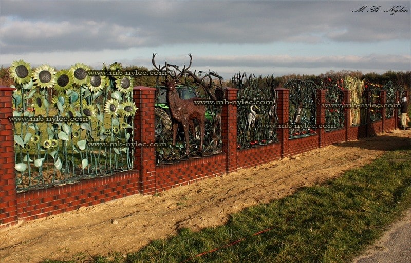 Zaun mit Pflanzen- und Blumenmotiven – 7
